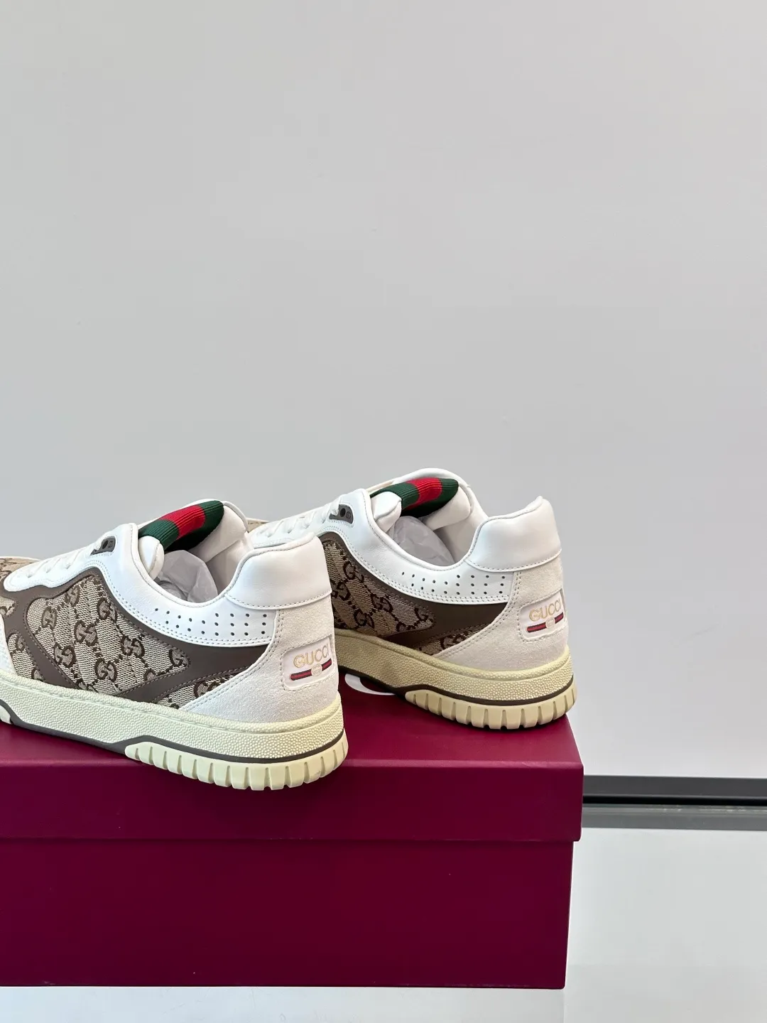 Men's Men's Shoes 💰480 [New Style] 🦨🦨Gucci 𝐆𝐮𝐜𝐜𝐢 𝐑𝐞-𝐖𝐞𝐛 As a sneaker created by Sabato De Sarno for Gucci, the Re-Web series reinterprets the brand's classic stripes, with bold and unique details to set off a modern silhouette design. These shoes are crafted from white leather. This new sneaker is ingeniously decorated with many of the brand's classic details, and is equipped with a bright red and green webbing tongue, which will make people fall in love at first sight. White leather has been specially treated to be soft and shiny, with an embossed grained texture. Script Gucci logo and Interlocking G web label with Interlocking G and script Gucci logo. Rubber outsole with Interlocking G detail eyelets. Web tongue. Size: Female 35-40 (Female 41, 42 customized). Male 38-44 (45, 46 customized)